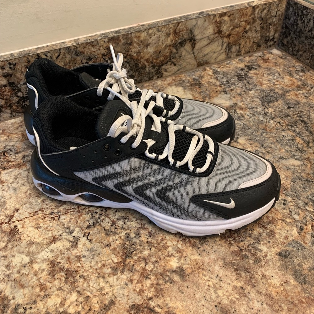 Nike Men's Black and Gray Sneakers